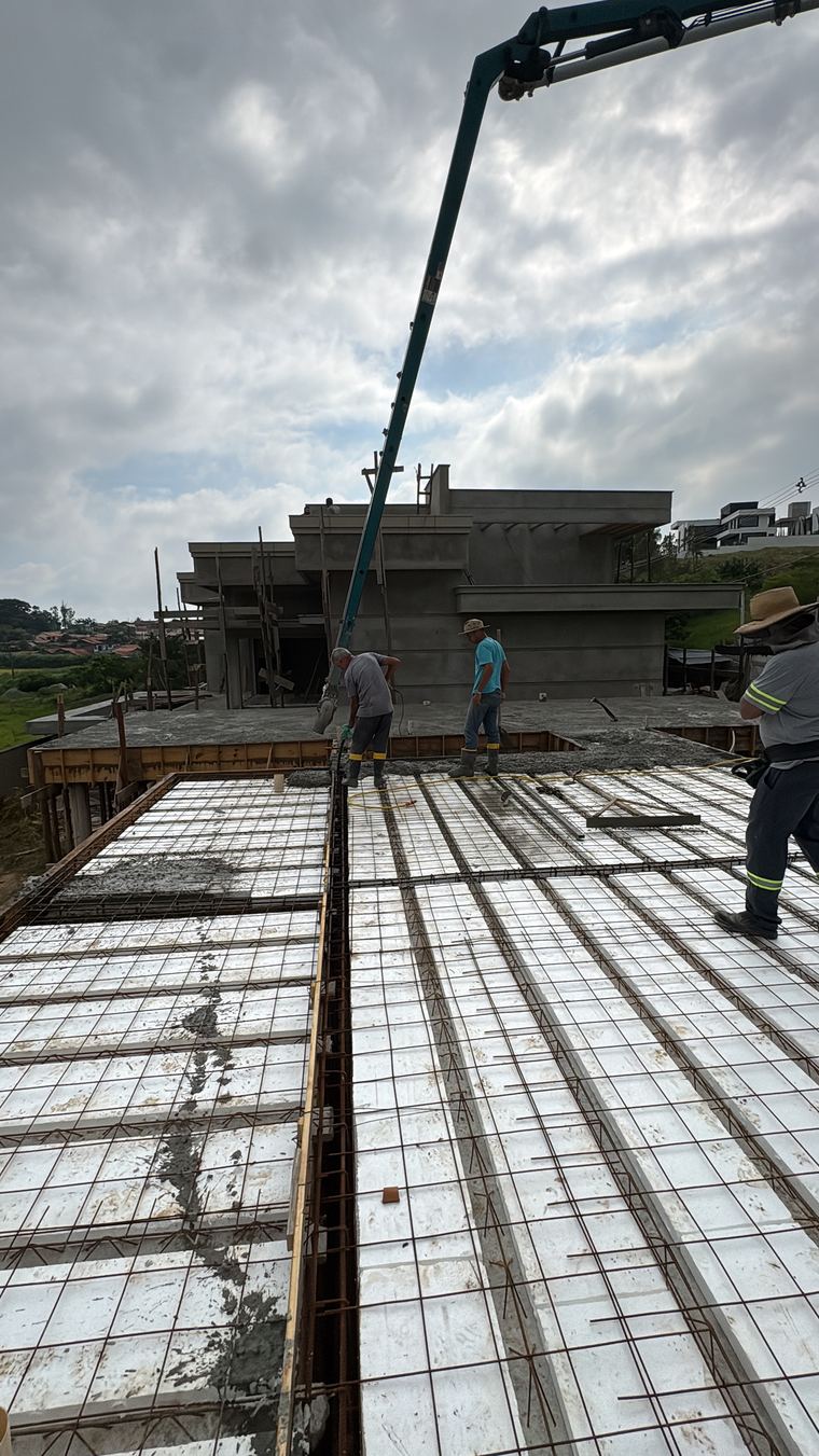 Concretagem de laje com EPS e armadura, com bomba de concreto
