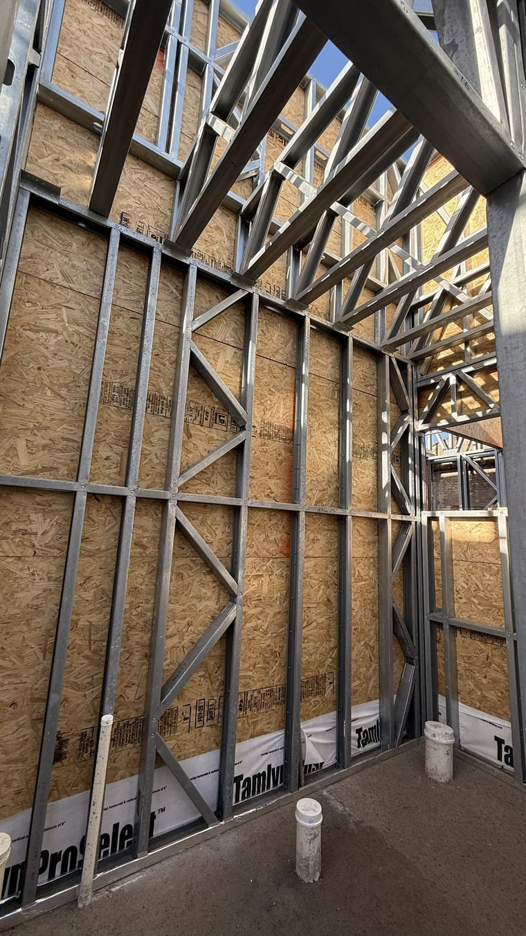 Painel de Light Steel Frame com fechamento em OSB e membrana hidrófuga
