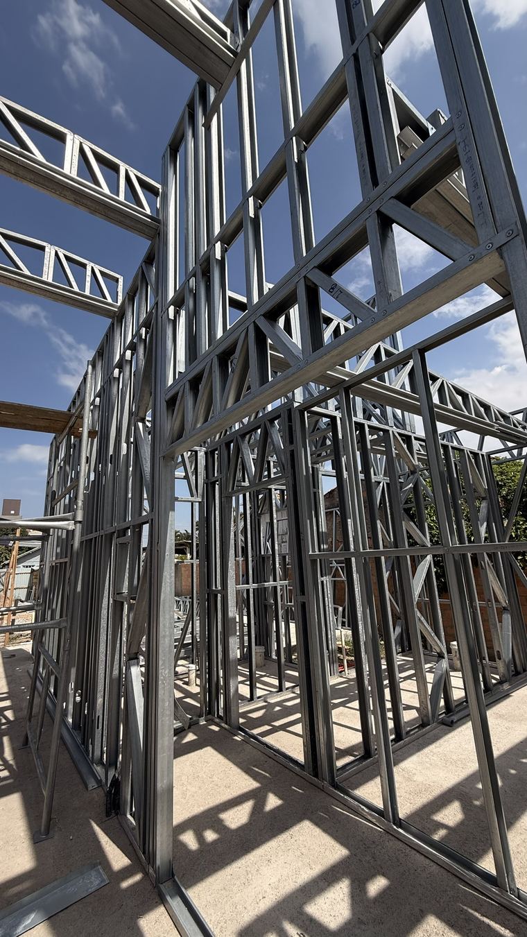 Painéis e vergas treliçadas de Light Steel Frame em duas alturas