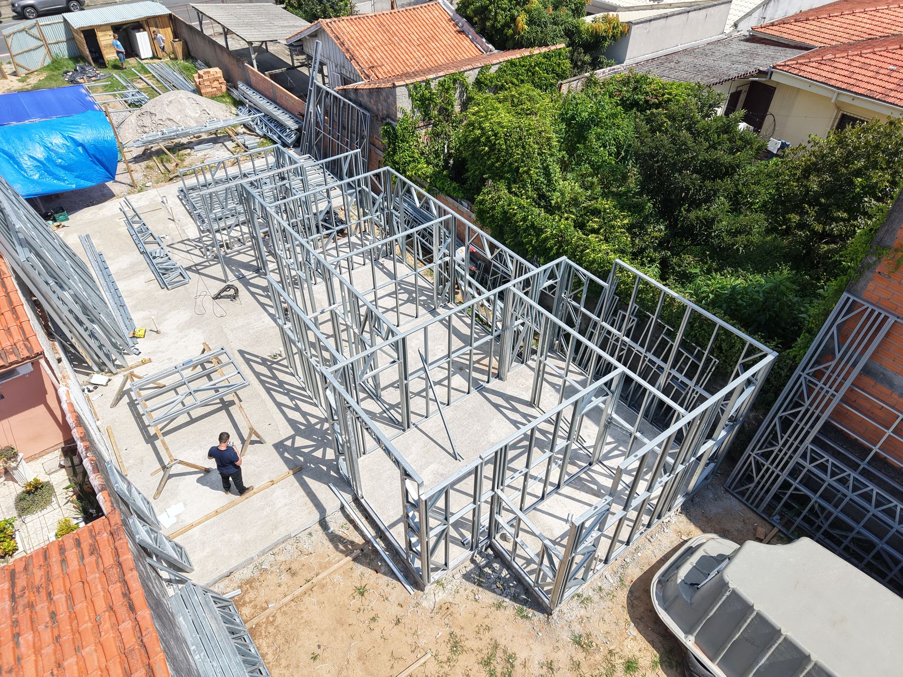 Vista aérea da Casa Pátio com volumes brancos e piscina