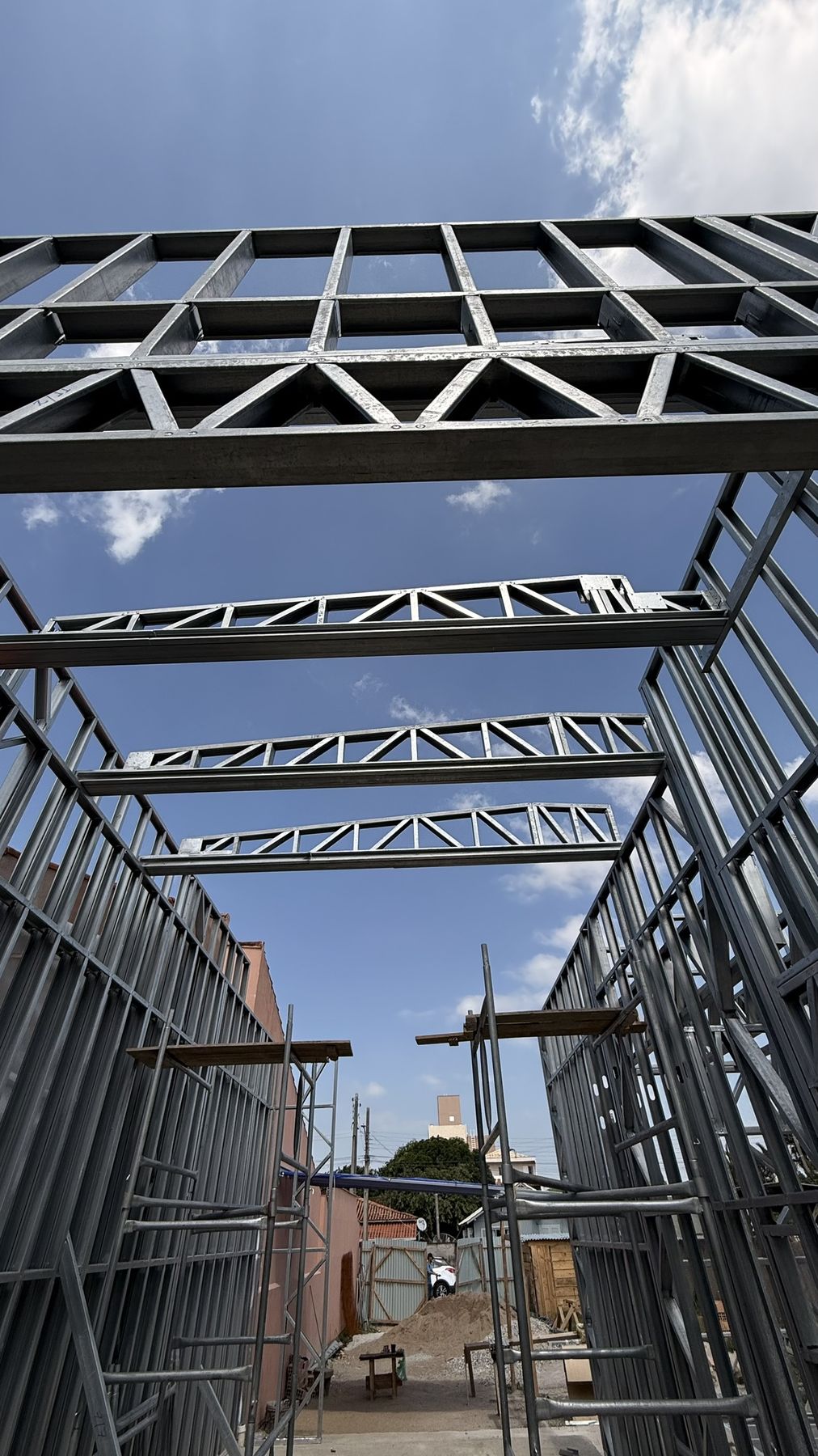 Estrutura em Light Steel Frame da Casa Pátio contra o céu